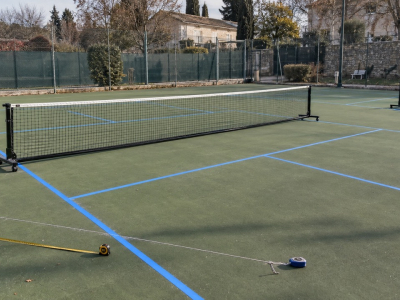 Dimensions d'un terrain de pickleball : le plan complet et le tracage sur un cou